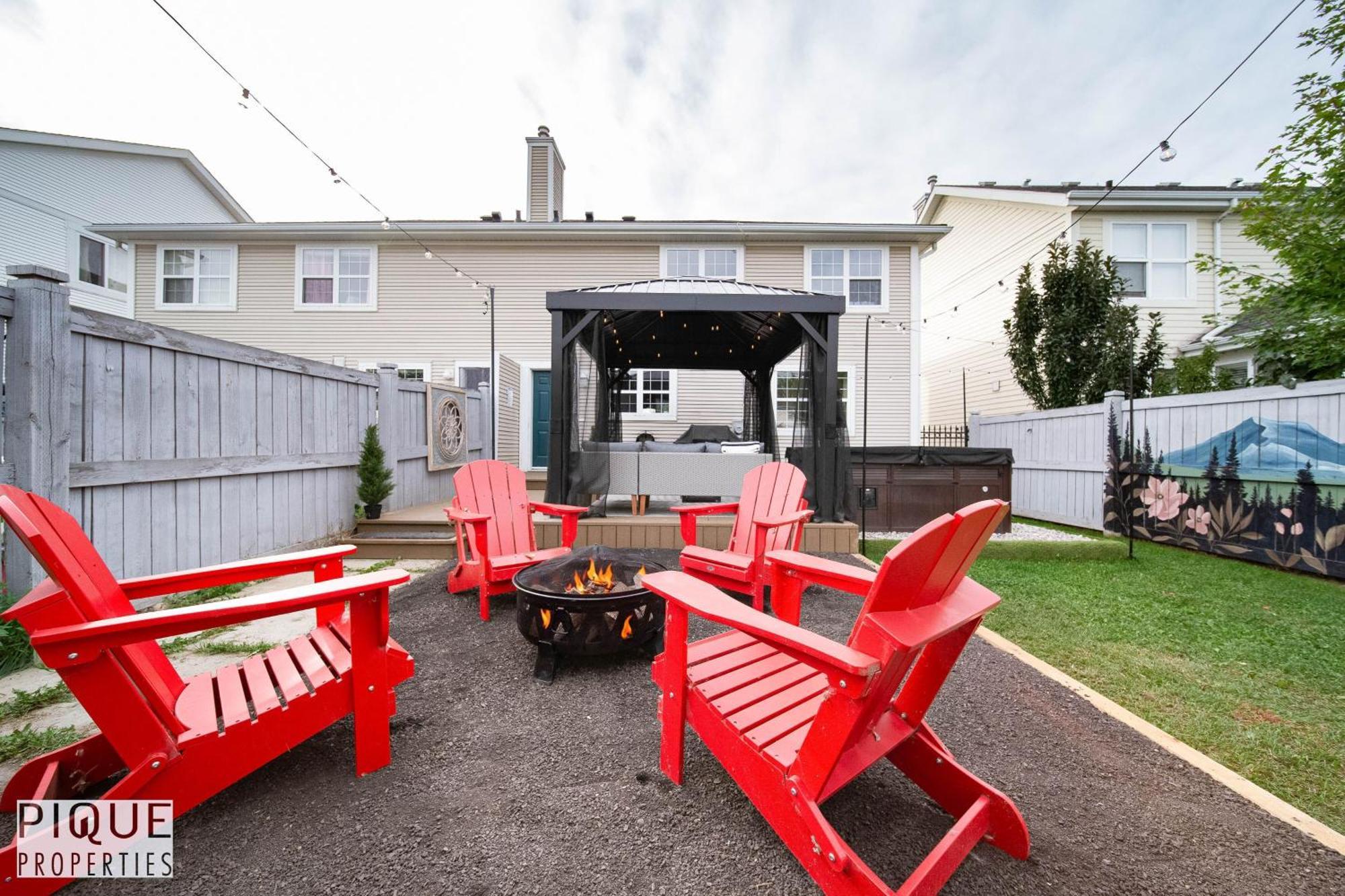 5 Bedroom Nordic Home, Pet Friendly, Garage, Wifi, Foosball! Edmonton Esterno foto